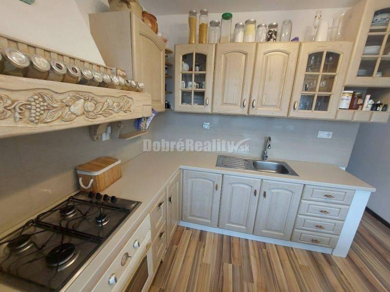 PREDAJ: NÁDHERNÝ, VEĽKÝ 3 IZBOVÝ BYT S 2 x LOGGIOU, THK