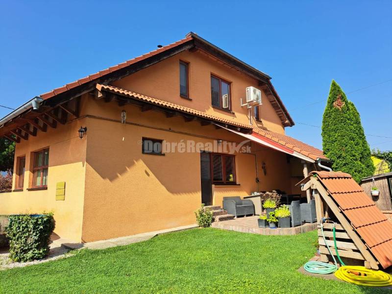 CENTRUM - priestranný dvojpodlažný dom- úžitková plocha 176m2, pozemok