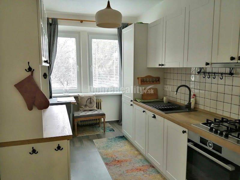 PRENÁJOM: VEĽKÝ, ZARIADENÝ 2 IZBOVÝ BYT BEZ BALKÓNA, SÍDLISKO