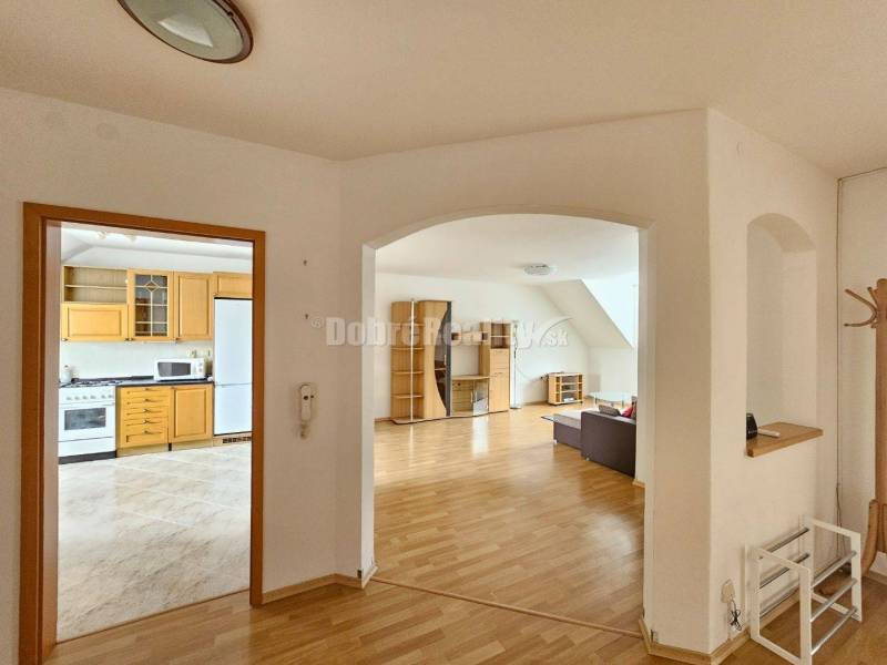 PRENÁJOM 4 izbového bytu v podkroví - centrum PIEŠŤANY