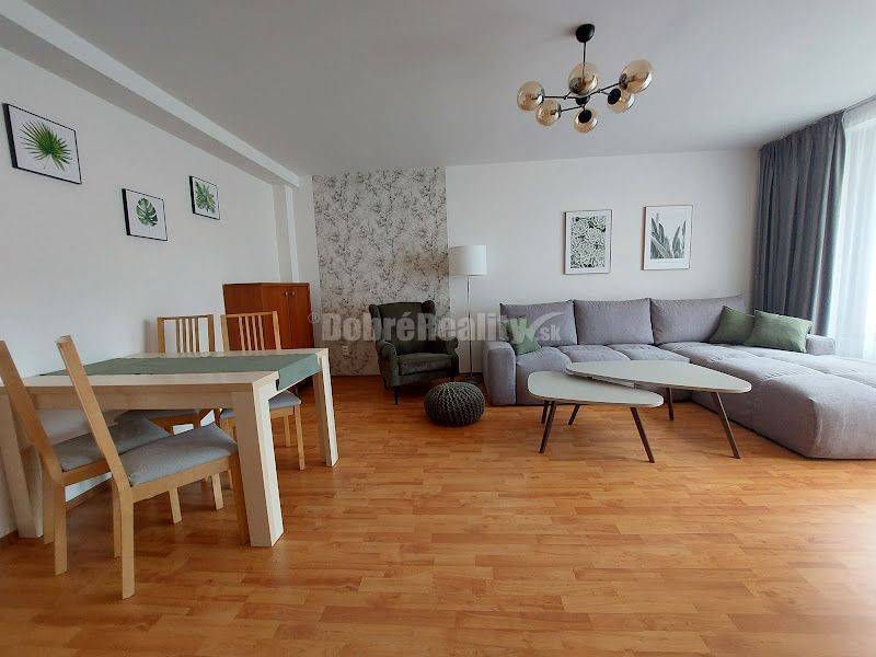 PRENÁJOM: ZARIADENÝ 2 IZBOVÝ BYT S BALKÓNOM A PARKOVANÍM, CENTRUM