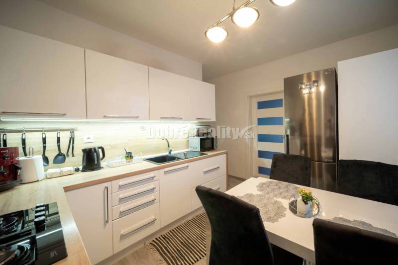 EXKLUZÍVNE 4-IZBOVÝ BYT 84m2 - REKONŠTRUKCIA, ZARIADENÝ, VOĽNÝ IHNEĎ