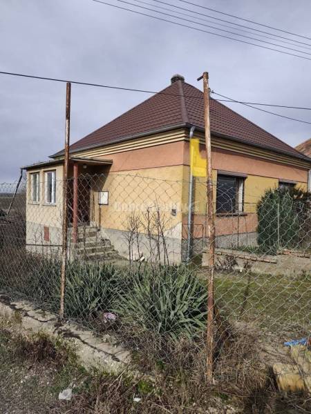 REZERVOVANE! Ponúkame Vám na predaj 2-izb. rodinný dom vo Dvoroch nad 