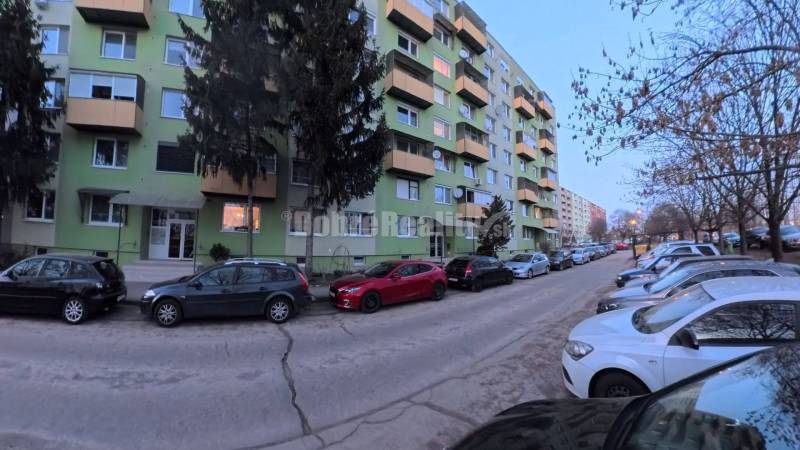 OBRÉ REALITY ponúkajú priestranný 2-izbový byt 67 m² – Mochovská ulica