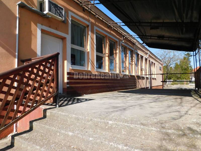 Ponúkame Vám na predaj zaujímavý prevádzkový areál s dvomi samostatným