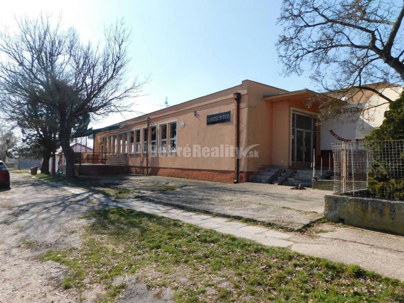 Ponúkame Vám na predaj zaujímavý prevádzkový areál s dvomi samostatným