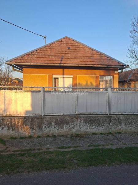 Dobré reality ponúkajú na predaj rodinný dom  v obci Jasová, o. Nové Z