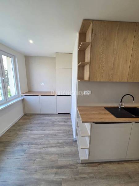 Nadčasový 4 izbový byt na sídlisku Žabník po kompletnej rekonštrukcii.