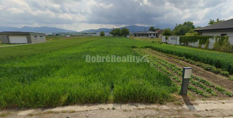 Rovinatý stavebný pozemok s výmerou 1739 m2 v obci Veľké Bierovce.