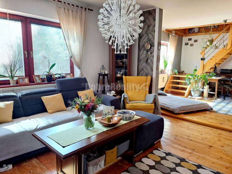 CENTRUM - priestranný dvojpodlažný dom- úžitková plocha 176m2, pozemok