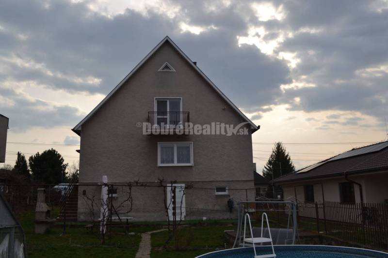 Dobré Reality ponúkajú na predaj priestranný 6 - izbový rodinný dom v 