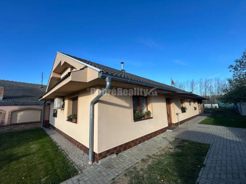 Zariadený 4-izbový rodinný dom s letnou kuchyňou, krytou terasou a piv