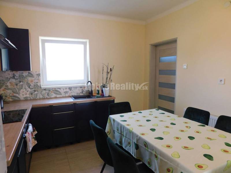 Ponúkame na predaj 3-izb. rodinný dom v obci Dvory nad Žitavou.